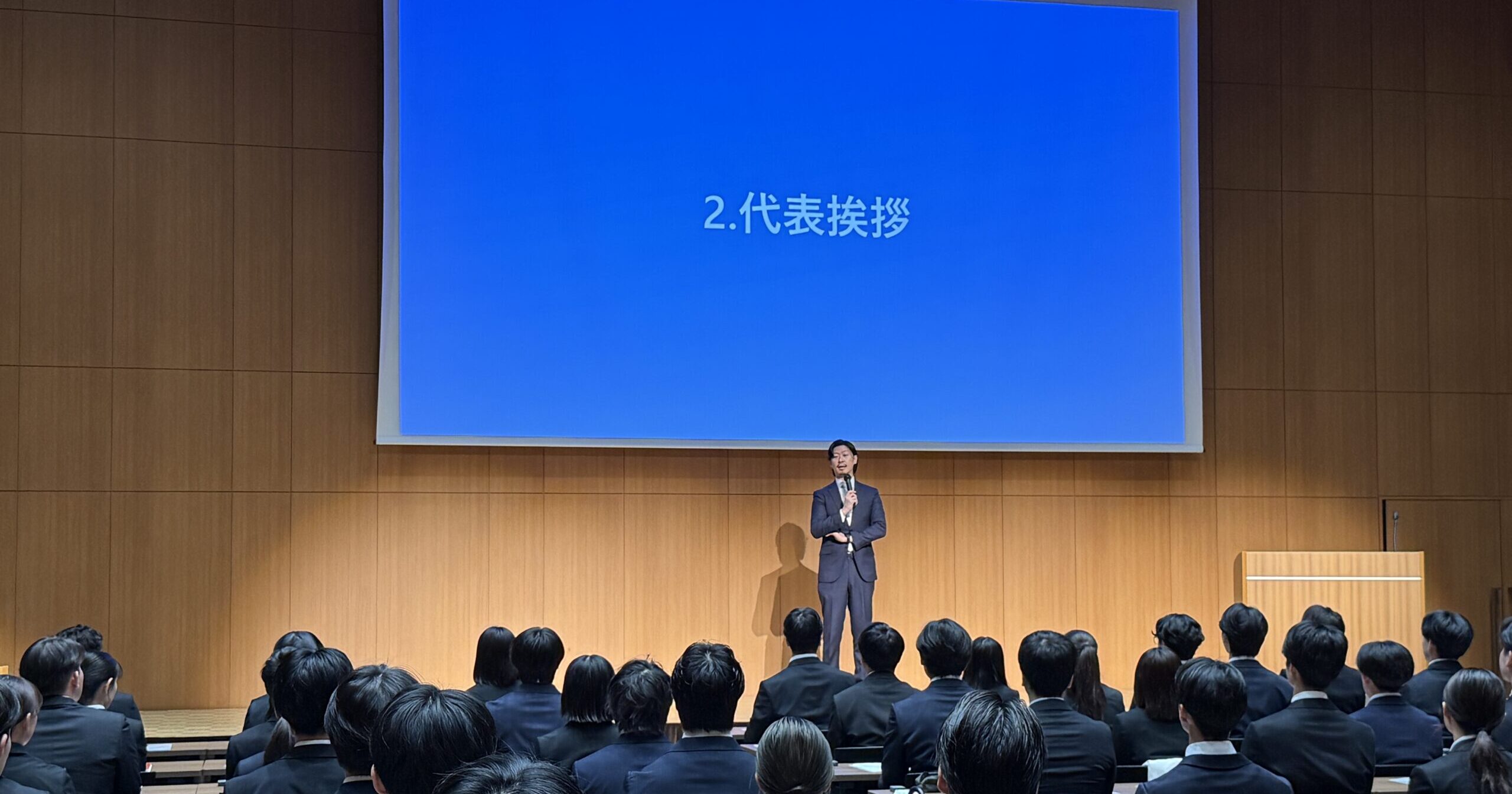 新入社員へメッセージを送る金島代表