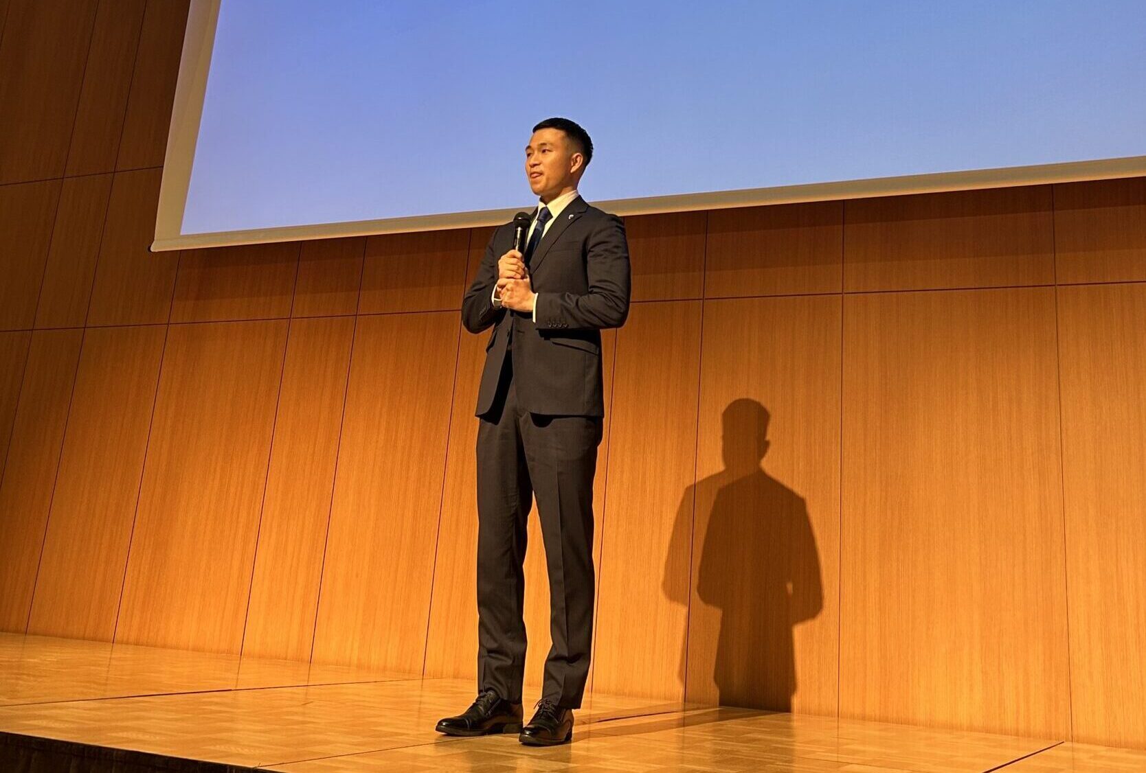 新入社員代表の挨拶をする壁屋さん